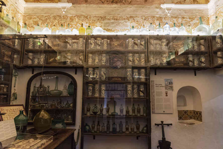 Mallorca - Valldemossa 24 - la Cartoixa de Valldemossa - farmacia.jpg
